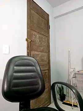 indiazinhabella27 online show from November 2025 01:31:02 AM