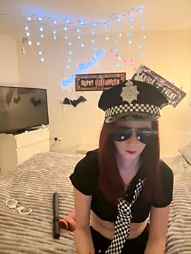 Snapshot of NaughtyLittleLouise chatting on October 2025 10:09:01 PM NaughtyLittleLouise online show from October 2025 10:09:01 PM
