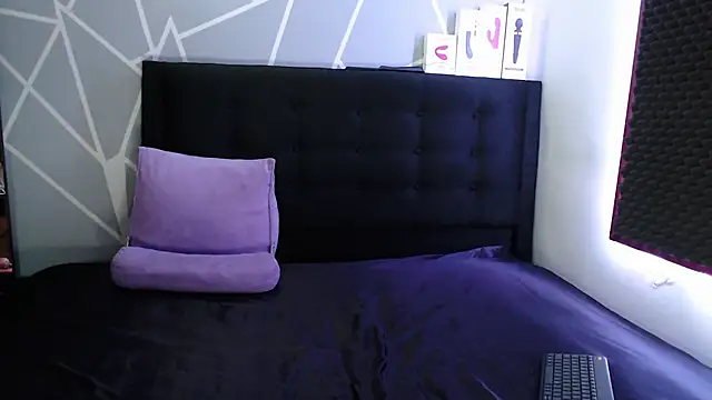 karlamoon23 online show from September 2025 08:38:01 PM