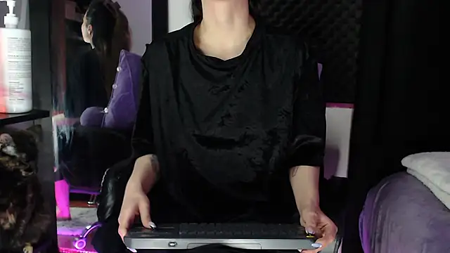 karlamoon23 online show from November 2025 06:30:02 PM