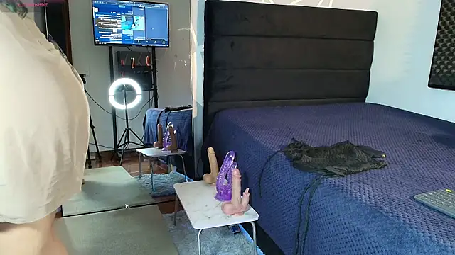 karlamoon23 online show from April 2026 08:26:02 PM