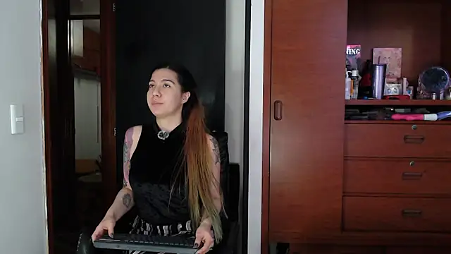 karlamoon23 online show from September 2025 10:38:02 PM