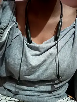 kaviyaponnu0987 online show from April 2026 09:01:02 PM