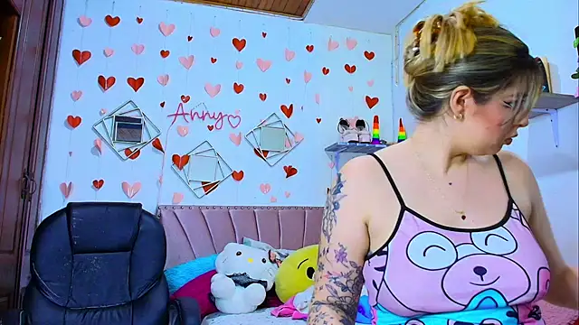 Anny Hurtado online show from November 2025 06:12:02 AM