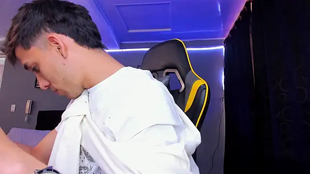 alexgiraldo   online show from November 2025 01:33:01 PM