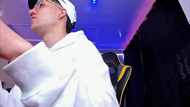 alexgiraldo   online show from November 2025 12:15:02 PM