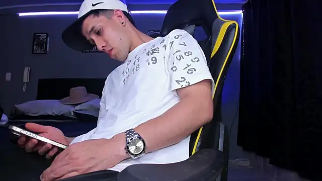 alexgiraldo   online show from October 2025 10:11:01 PM