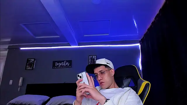 alexgiraldo   online show from November 2025 12:21:01 PM