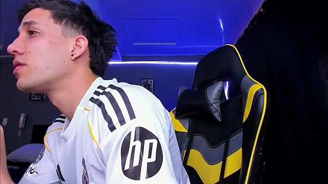 alexgiraldo   online show from November 2025 04:00:01 PM