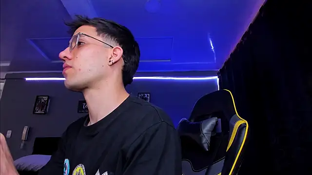 alexgiraldo   online show from November 2025 12:20:01 PM