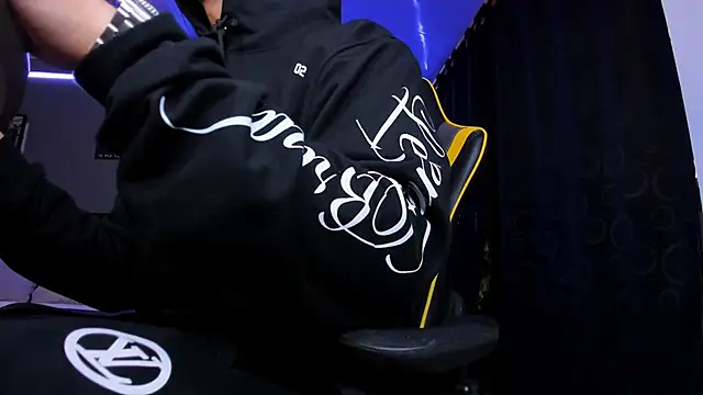 alexgiraldo   online show from December 2025 12:26:01 PM