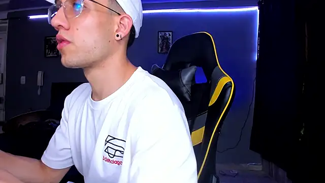 alexgiraldo   online show from September 2025 08:48:01 PM