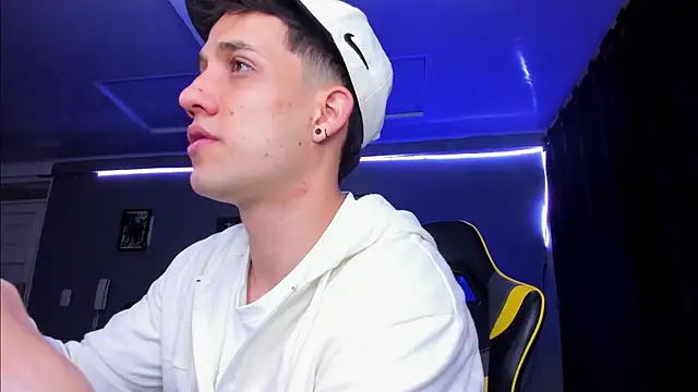 alexgiraldo   online show from November 2025 12:09:01 PM