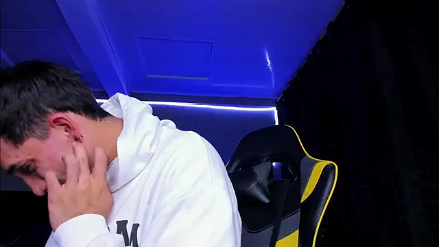 alexgiraldo   online show from October 2025 04:31:01 AM