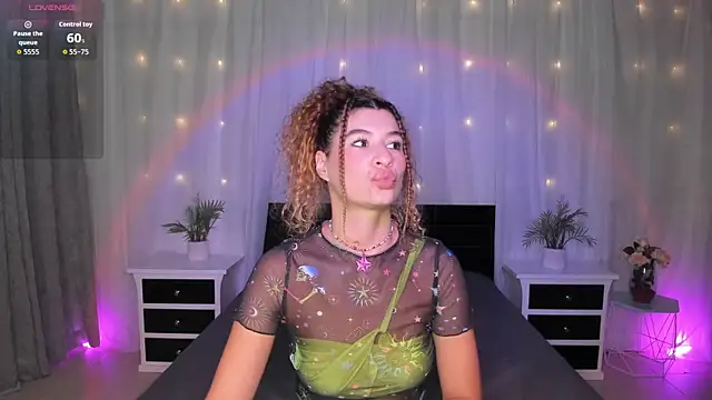 Snapshot of Evolet_Bee chatting on December 2025 01:23:01 PM Evolet Bee online show from December 2025 01:23:01 PM