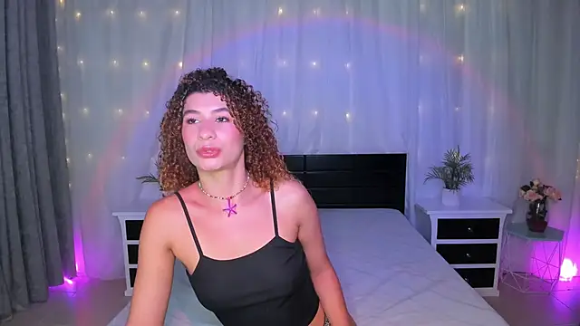 Snapshot of Evolet_Bee chatting on November 2025 01:00:02 PM Evolet Bee online show from November 2025 01:00:02 PM