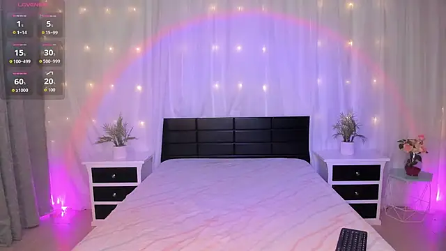 Snapshot of Evolet_Bee chatting on October 2025 02:02:02 PM Evolet Bee online show from October 2025 02:02:02 PM