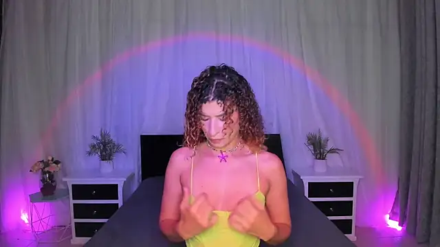 Snapshot of Evolet_Bee chatting on November 2025 12:27:02 PM Evolet Bee online show from November 2025 12:27:02 PM