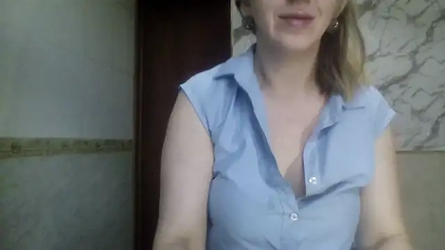 Snapshot of MiyaHottie chatting on June 2026 02:22:01 AM MiyaHottie online show from June 2026 02:22:01 AM
