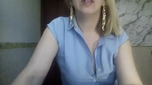 Snapshot of MiyaHottie chatting on July 2026 04:19:01 AM MiyaHottie online show from July 2026 04:19:01 AM