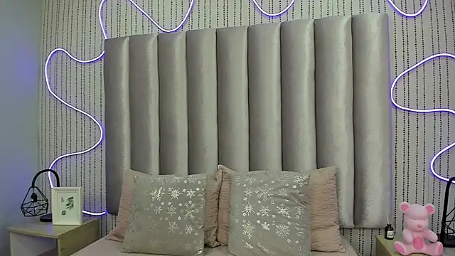 SamanthaPeachss online show from January 2026 12:00:01 PM