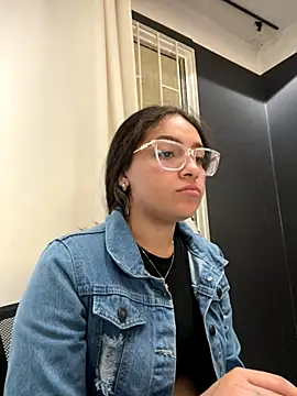 Alyha Cortes online show from November 2025 01:32:02 PM