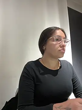 Alyha Cortes online show from December 2025 01:24:02 PM