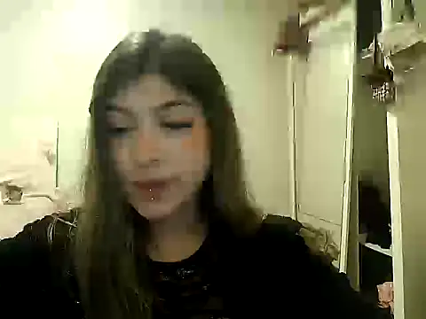 Snapshot of Becca_B chatting on May 2026 05:40:01 AM Becca B online show from May 2026 05:40:01 AM