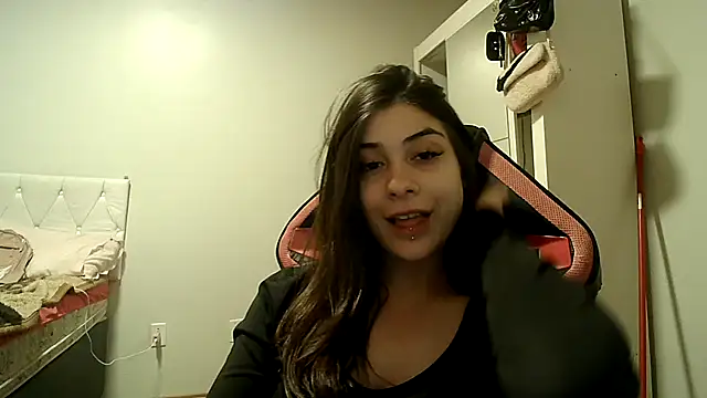 Snapshot of Becca_B chatting on October 2025 09:14:02 PM Becca B online show from October 2025 09:14:02 PM