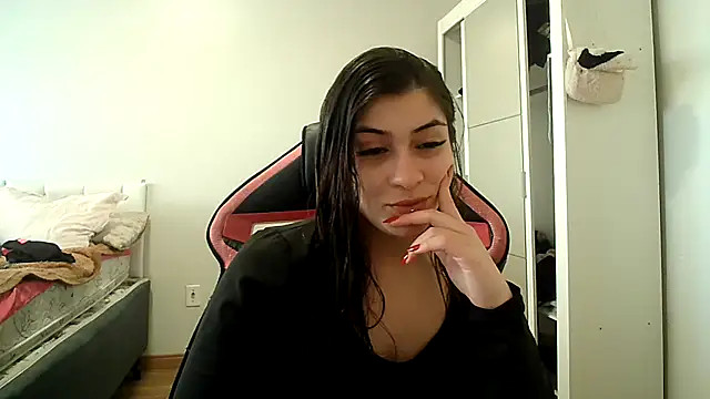 Snapshot of Becca_B chatting on October 2025 07:37:02 PM Becca B online show from October 2025 07:37:02 PM