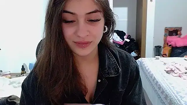 Snapshot of Becca_B chatting on October 2025 02:35:01 AM Becca B online show from October 2025 02:35:01 AM
