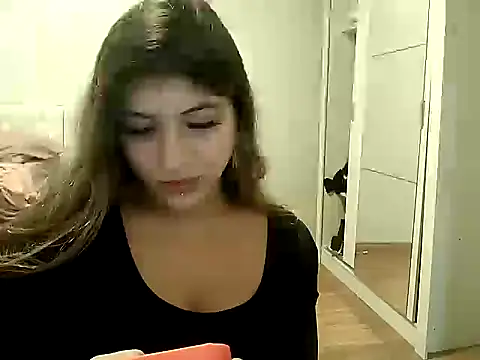 Snapshot of Becca_B chatting on April 2026 11:40:01 PM Becca B online show from April 2026 11:40:01 PM