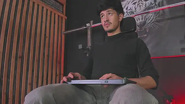 Snapshot of DimitriDeluxe chatting on November 2025 08:13:01 PM DimitriDeluxe online show from November 2025 08:13:01 PM