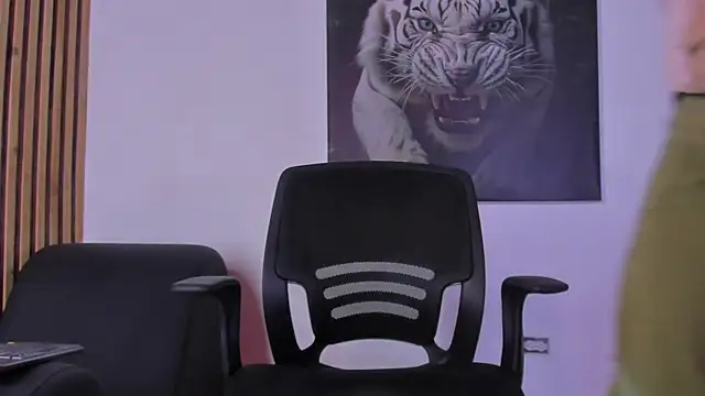 Snapshot of DimitriDeluxe chatting on September 2025 07:18:01 PM DimitriDeluxe online show from September 2025 07:18:01 PM