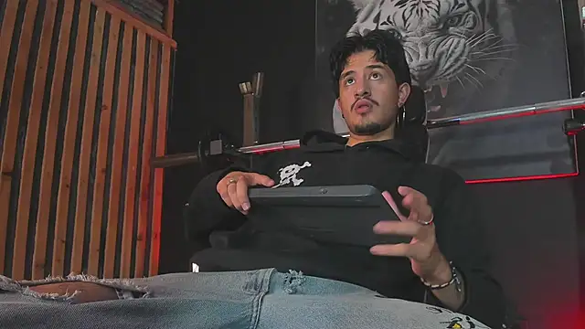 Snapshot of DimitriDeluxe chatting on November 2025 08:23:02 PM DimitriDeluxe online show from November 2025 08:23:02 PM