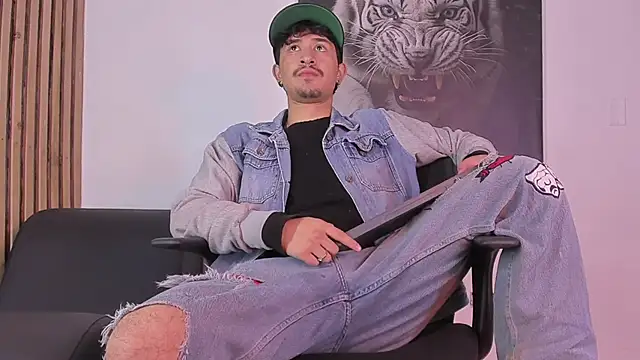 Snapshot of DimitriDeluxe chatting on October 2025 07:37:02 PM DimitriDeluxe online show from October 2025 07:37:02 PM