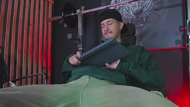 Snapshot of DimitriDeluxe chatting on November 2025 07:40:01 PM DimitriDeluxe online show from November 2025 07:40:01 PM