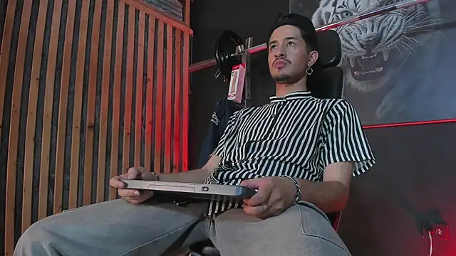 Snapshot of DimitriDeluxe chatting on November 2025 07:50:02 PM DimitriDeluxe online show from November 2025 07:50:02 PM