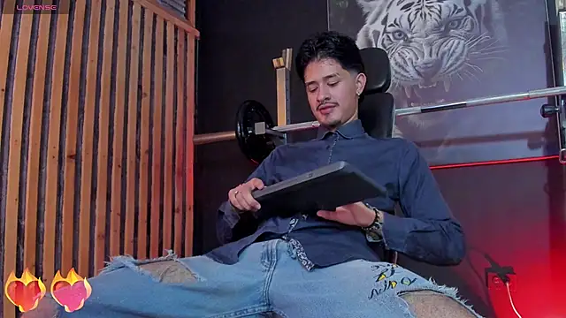 Snapshot of DimitriDeluxe chatting on October 2025 08:19:01 PM DimitriDeluxe online show from October 2025 08:19:01 PM