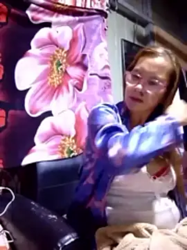 Snapshot of SexyHottMom chatting on November 2025 12:42:01 PM SexyHottMom online show from November 2025 12:42:01 PM