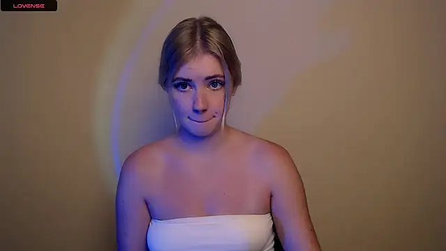 Snapshot of AliceHotty_ chatting on October 2025 01:54:01 PM AliceHotty online show from October 2025 01:54:01 PM