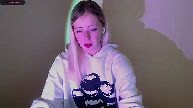 Snapshot of AliceHotty_ chatting on September 2025 12:44:01 PM AliceHotty online show from September 2025 12:44:01 PM