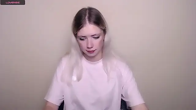 Snapshot of AliceHotty_ chatting on September 2025 06:13:01 AM AliceHotty online show from September 2025 06:13:01 AM