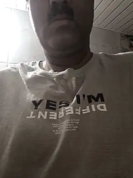 moonflower25 online show from April 2026 11:44:02 PM