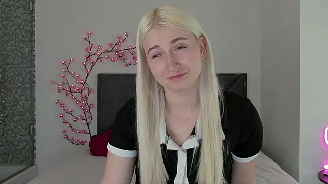 HollyTailors online show from March 2026 01:34:01 PM