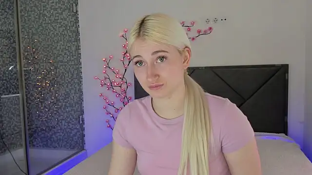 HollyTailors online show from March 2026 01:07:01 PM