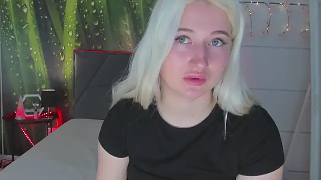 HollyTailors online show from April 2026 05:35:01 AM