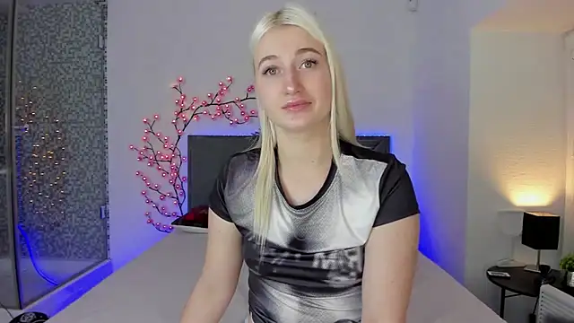 HollyTailors online show from December 2025 01:28:02 PM