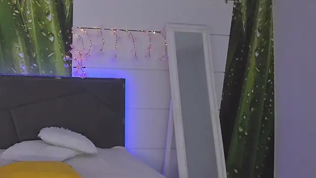 HollyTailors online show from February 2026 01:40:02 PM