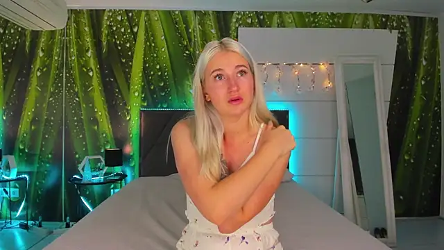 HollyTailors online show from October 2025 05:28:02 AM